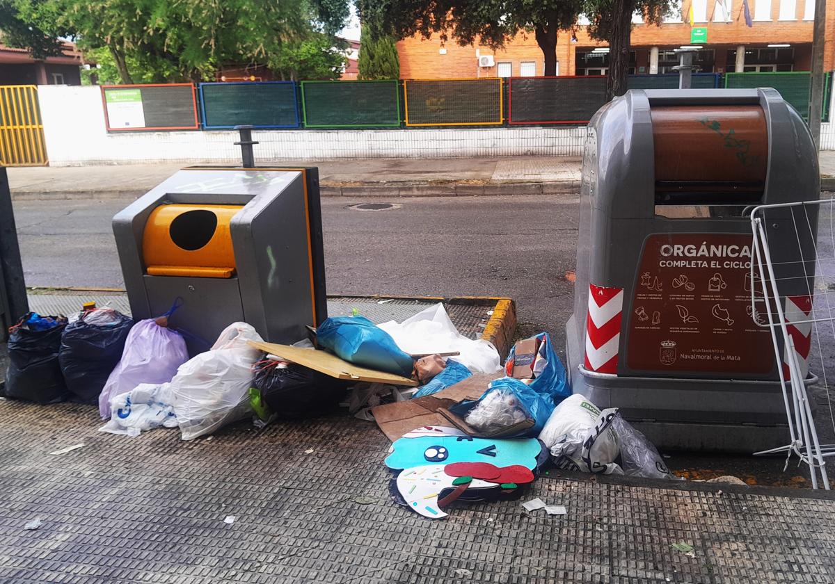 Vertido de basura fuera de los contenedores frente al colegio El Pozón